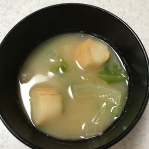 白菜と玉ねぎ焼き麩の味噌汁
